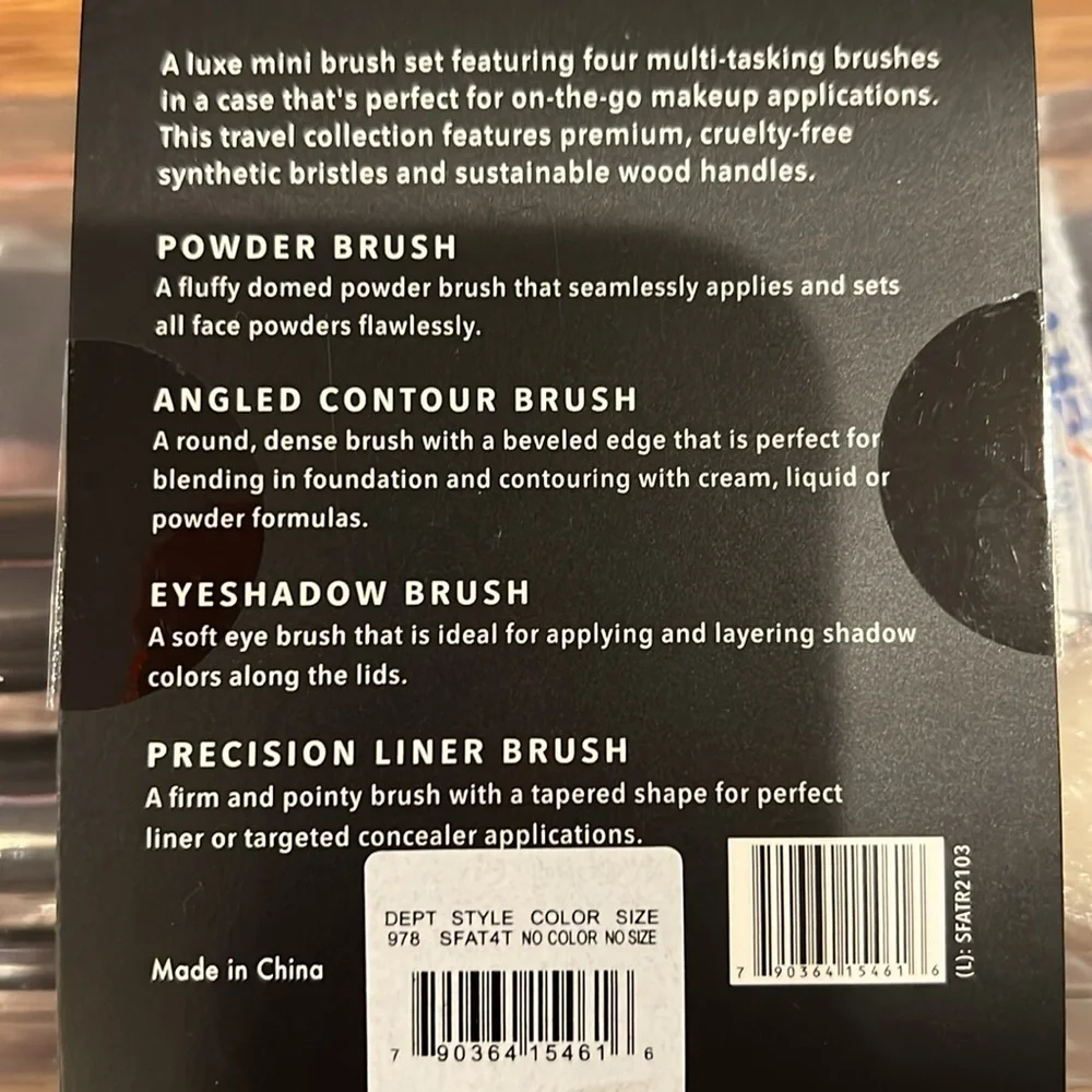 Saks fifth Ave travel makeup brush set new! - Picture 3 of 3